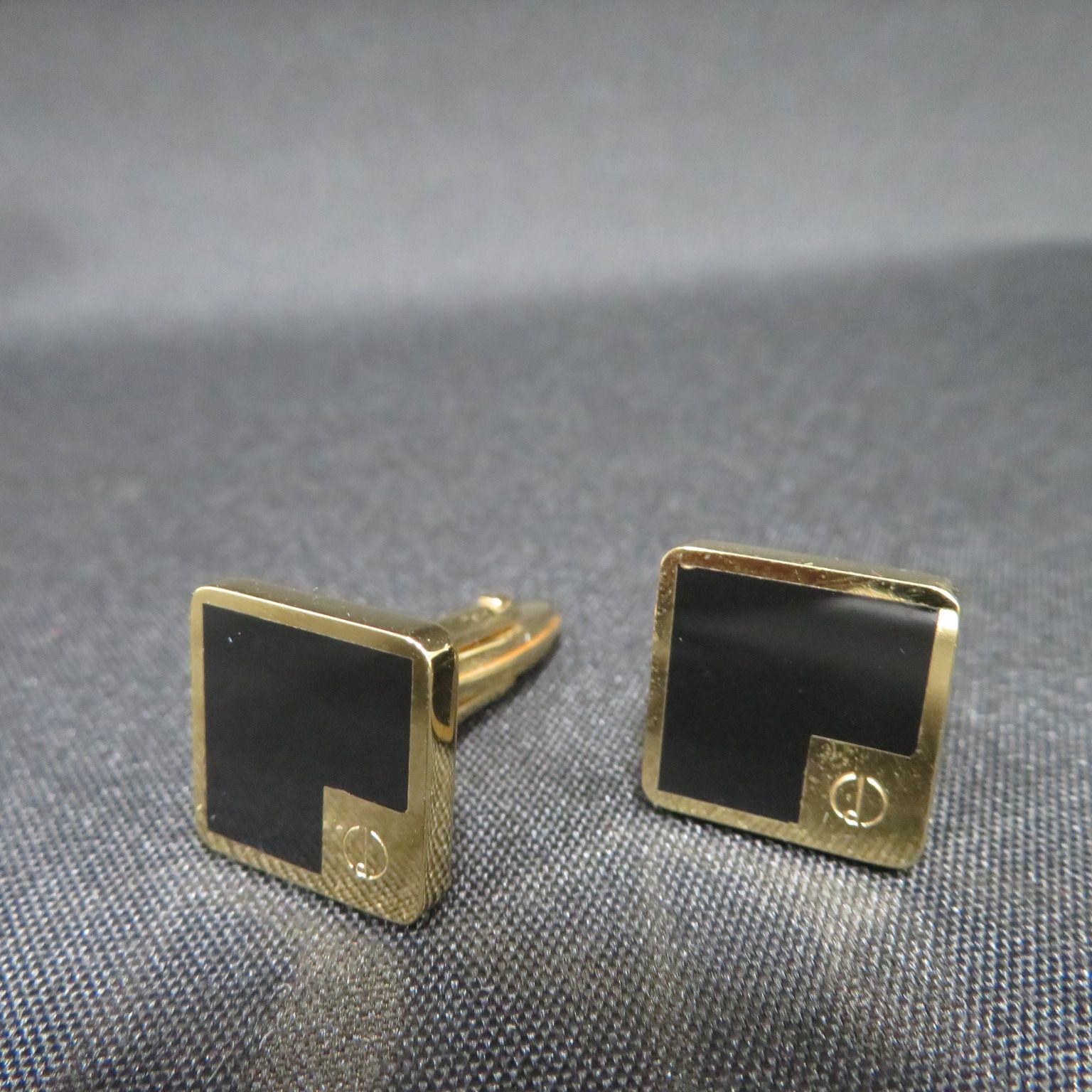 8182☆カフスボタン2個□ダンヒル(dunhill)□ケース付□送料込み
