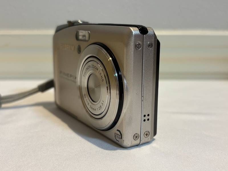 FUJIFILM FinePix F50fd コンパクトデジタルカメラ デジカメ シルバー