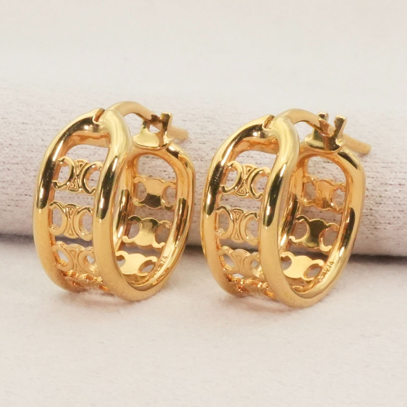 セリーヌ トリオンフ マルチフープ ゴールド ピアス/25-3545 - メルカリ