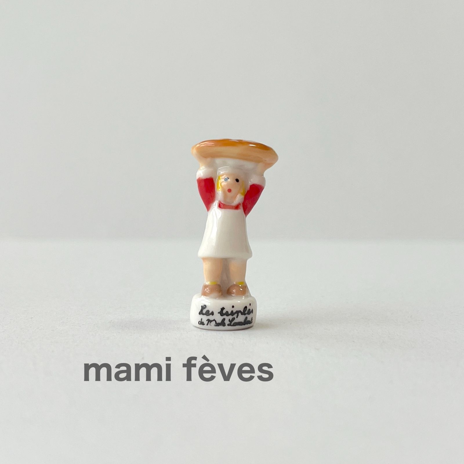 フェーヴ ガレット・デ・ロワを掲げるみつごちゃん みつごちゃん Les