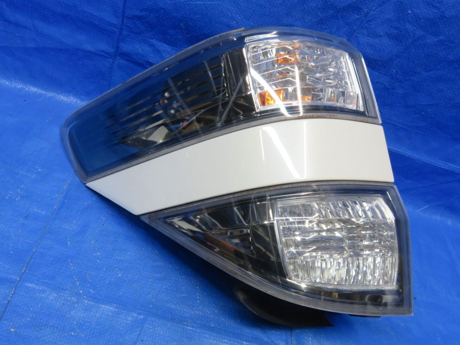 ヴェルファイア ヴェルファイア GGH25W 右テールランプ・テールライト 
