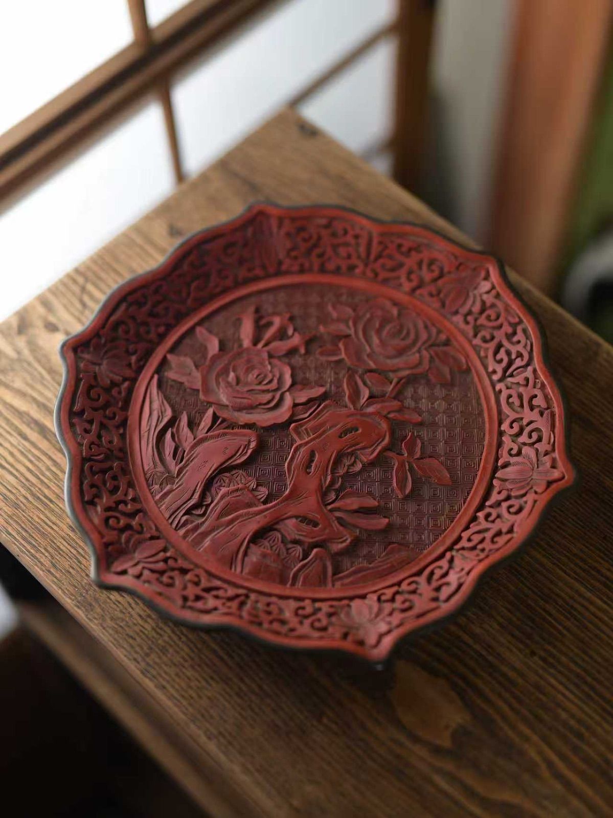 KT03【美品】堆朱 飾り皿 漆器 剔紅 彫刻 花文 煎茶道具 骨董