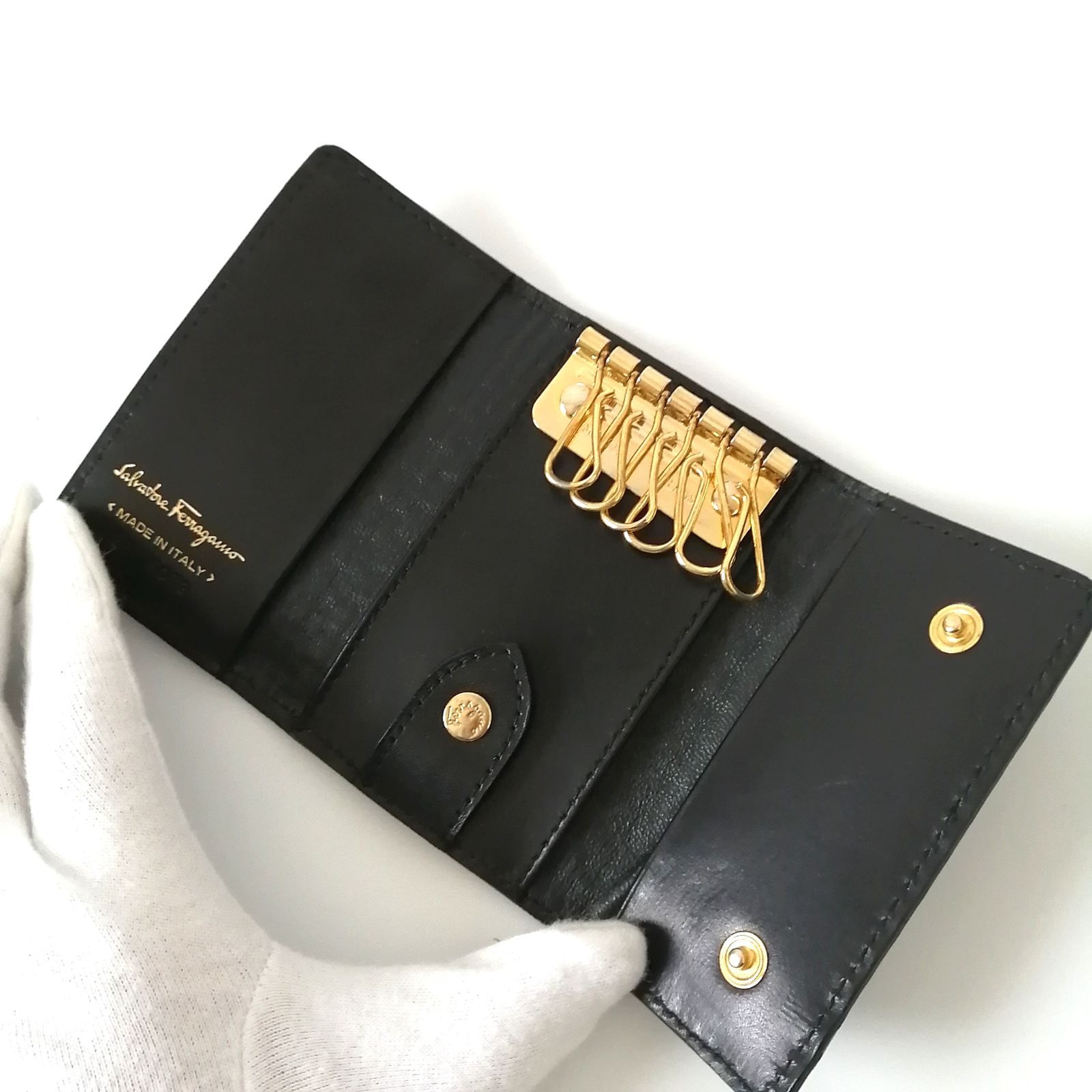 美品 サルヴァトーレ・フェラガモ キーケース ヴァラリボン ブラック