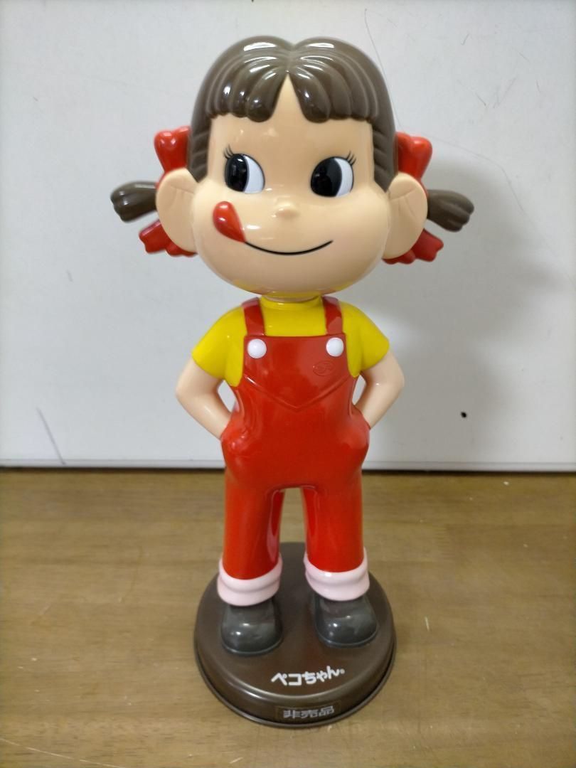 ペコちゃん首振り人形 ☆非売品 ☆【茶色台座】250402-7T - メルカリ
