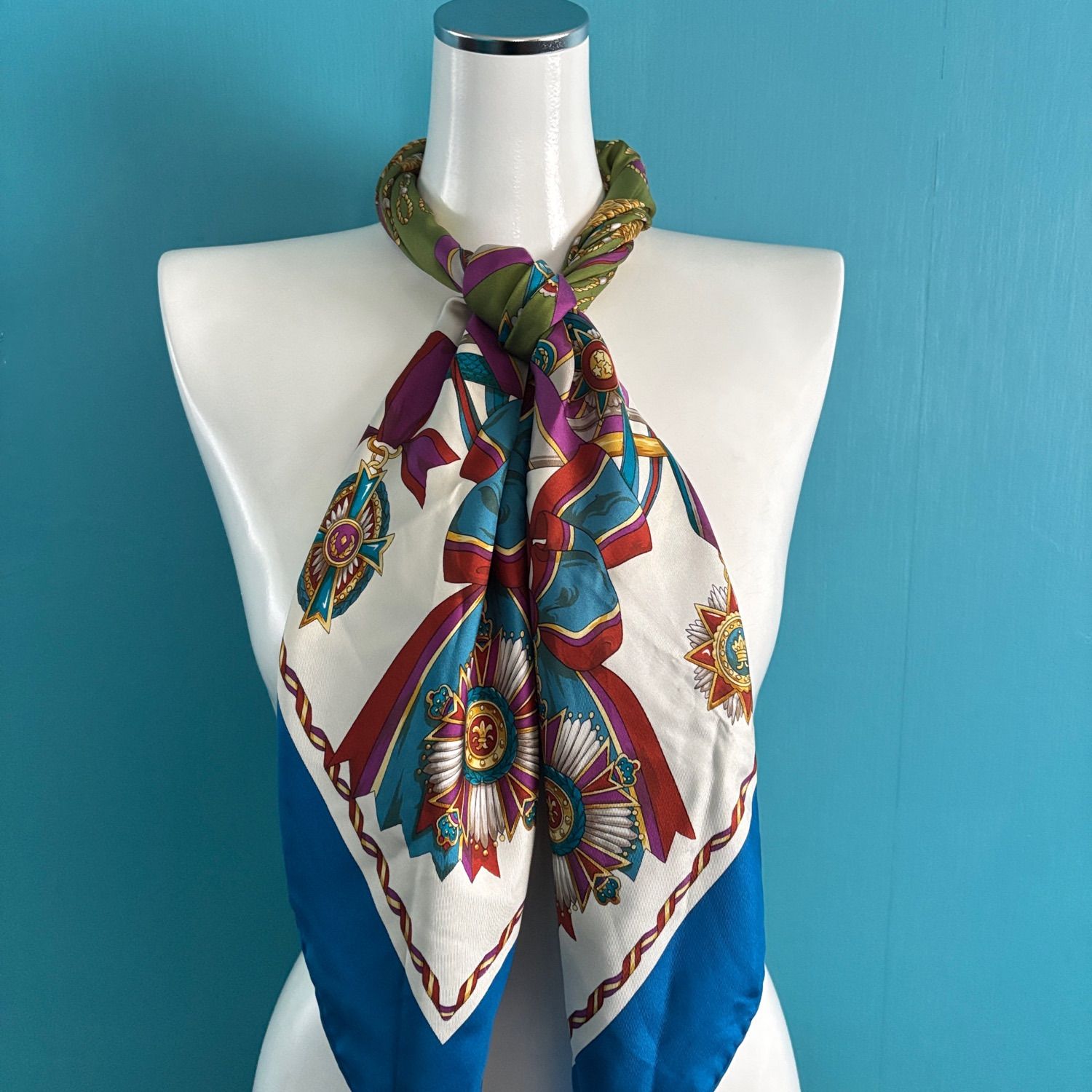 235 トラサルディ TRUSSARDI 大判 スカーフ シルク 正方形 88cm 勲章柄