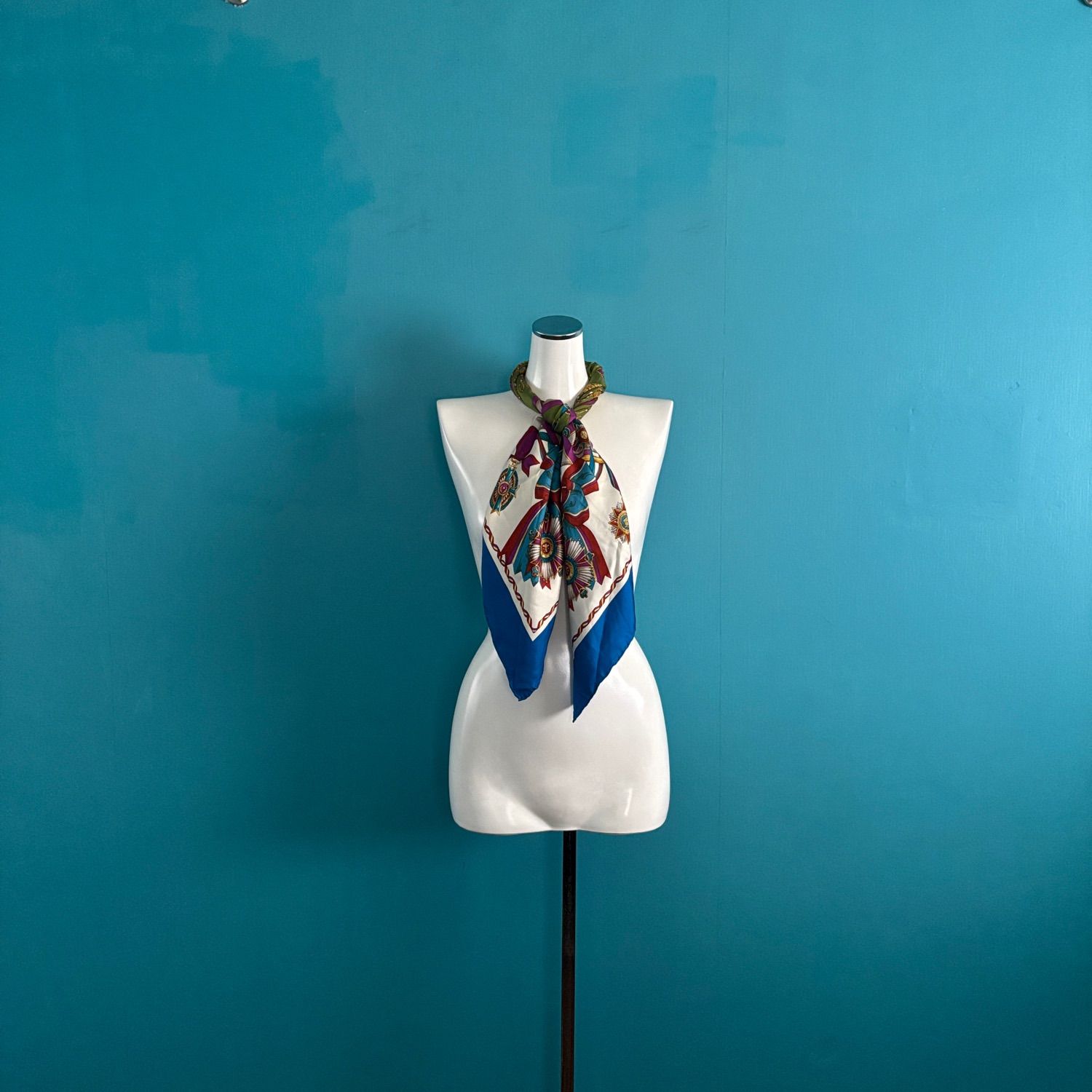 235 トラサルディ TRUSSARDI 大判 スカーフ シルク 正方形 88cm 勲章柄