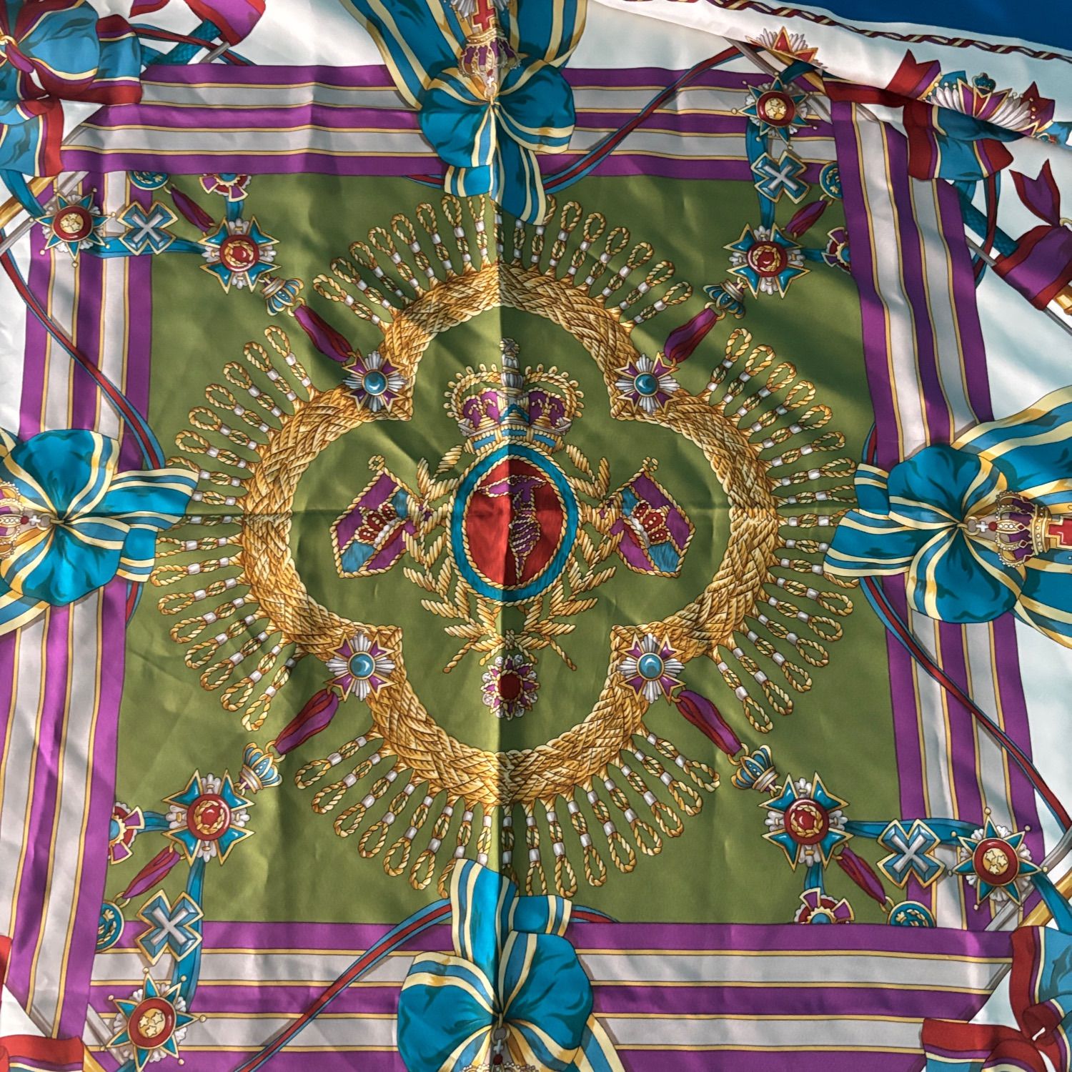 235 トラサルディ TRUSSARDI 大判 スカーフ シルク 正方形 88cm 勲章柄