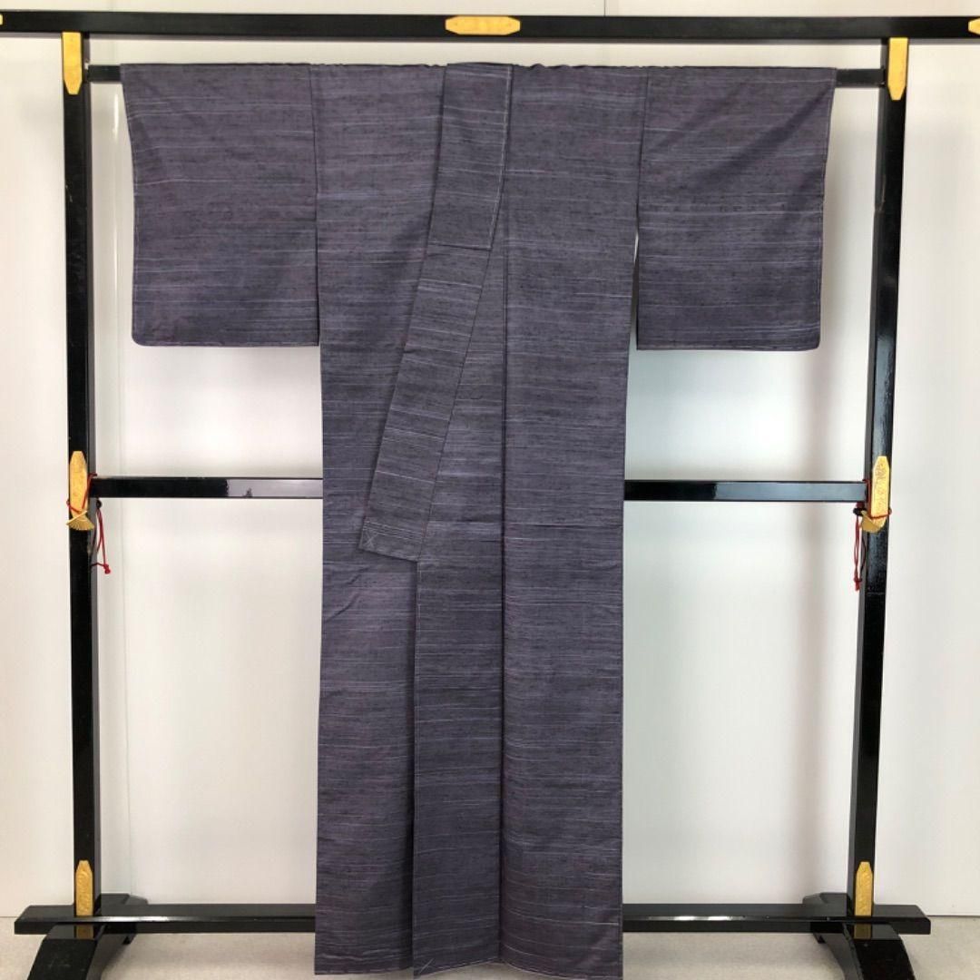 【新品・しつけ糸付】粋な蔓模様　紬　カジュアルな街着に！ 紬着物 横縞模様 鳩羽紫色 しつけ糸 K-5752 【公式通販】