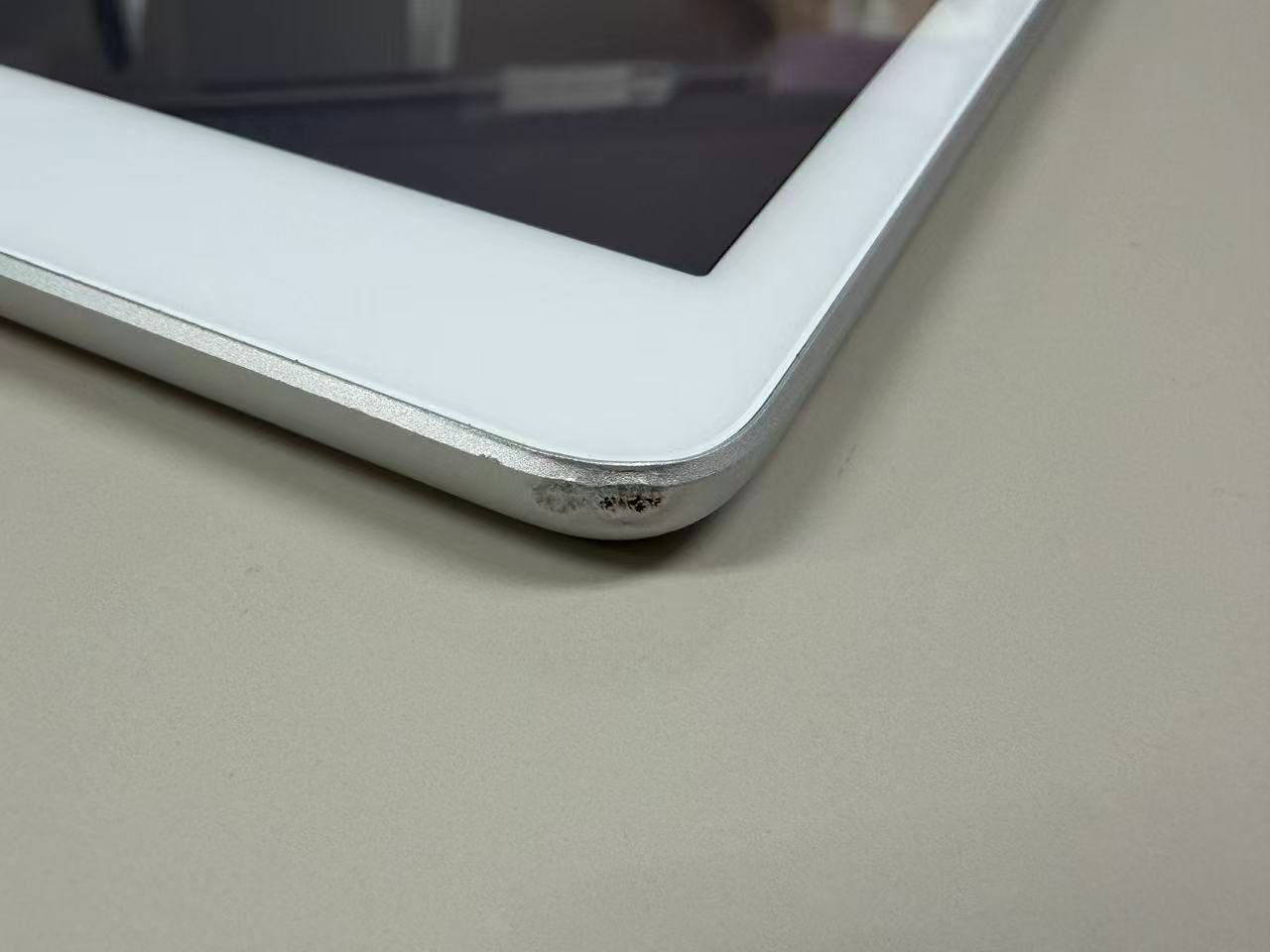 美品 電池50% SIMフリーiPad (第8世代) 32GB シルバー - メルカリ