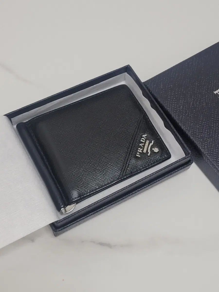 PRADA サフィアーノ マネークリップ ブラック - メルカリ