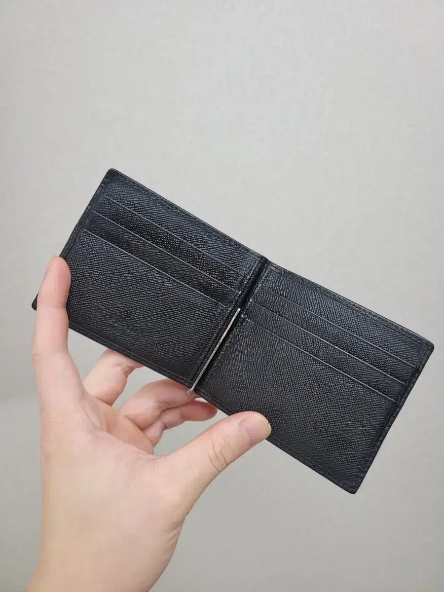 PRADA サフィアーノ マネークリップ ブラック - メルカリ