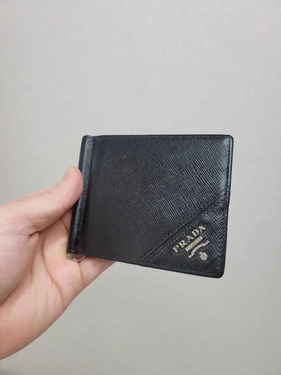 PRADA サフィアーノ マネークリップ ブラック - メルカリ