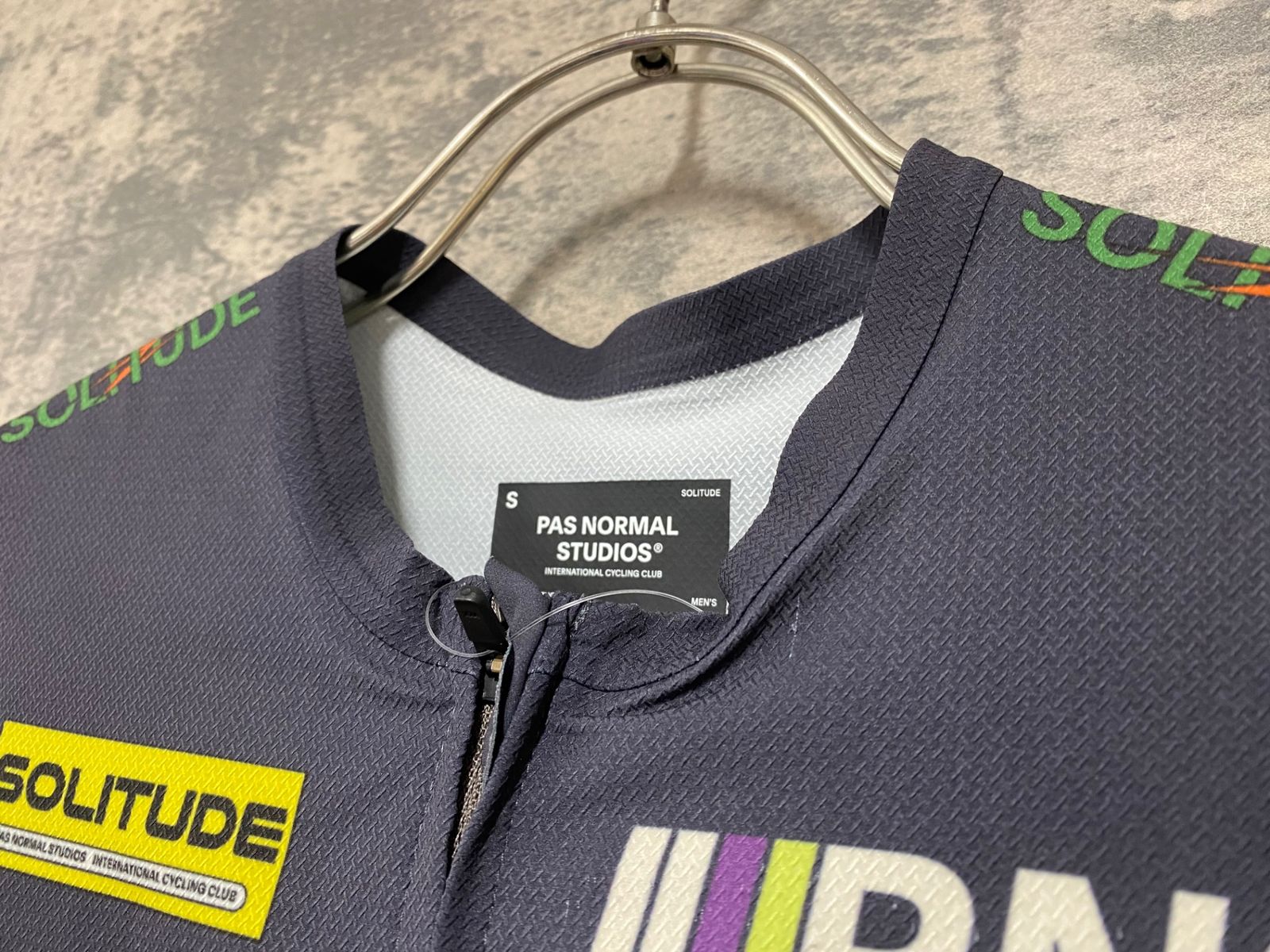 JY488 パスノーマルスタジオ PAS NORMAL STUDIOS Solitude Logo Jersey
