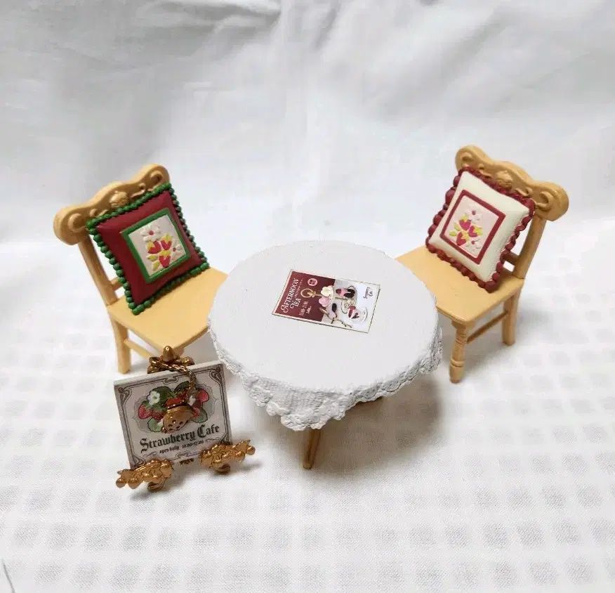 リーメント-丘の上のストロベリーカフェ テーブルと椅子セット (まとめ売り)