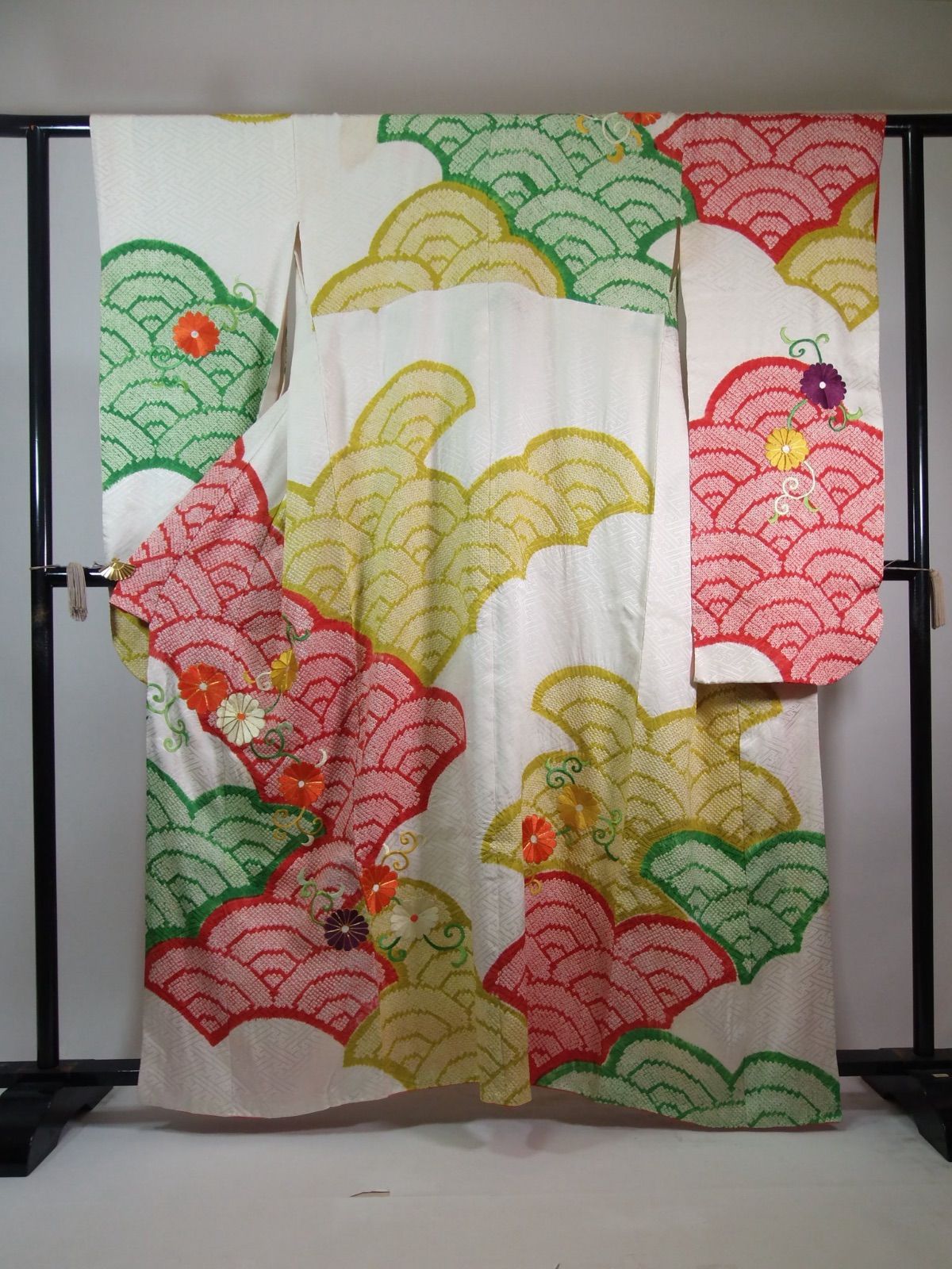 振袖 正絹 鹿子絞り 青海波に菊花 沙耶型地紋 日本刺繍 金駒刺繍 古典