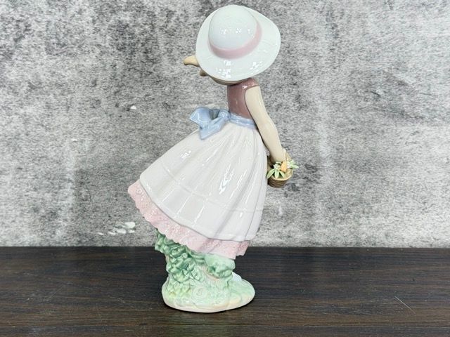 リヤドロ フィギュリン 【中古】LLADRO Utopia 花の小径 女の子 約10×7