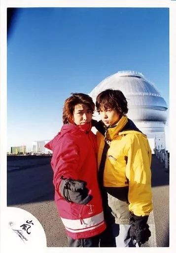 中古】生写真(ジャニーズ) 嵐/大野智・櫻井翔/膝上・大野衣装赤・櫻井