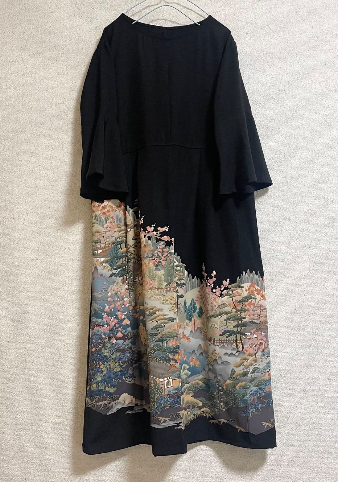 着物リメイク ワンピース 黒留袖 正絹 落款 作家物 風景花文 - メルカリ