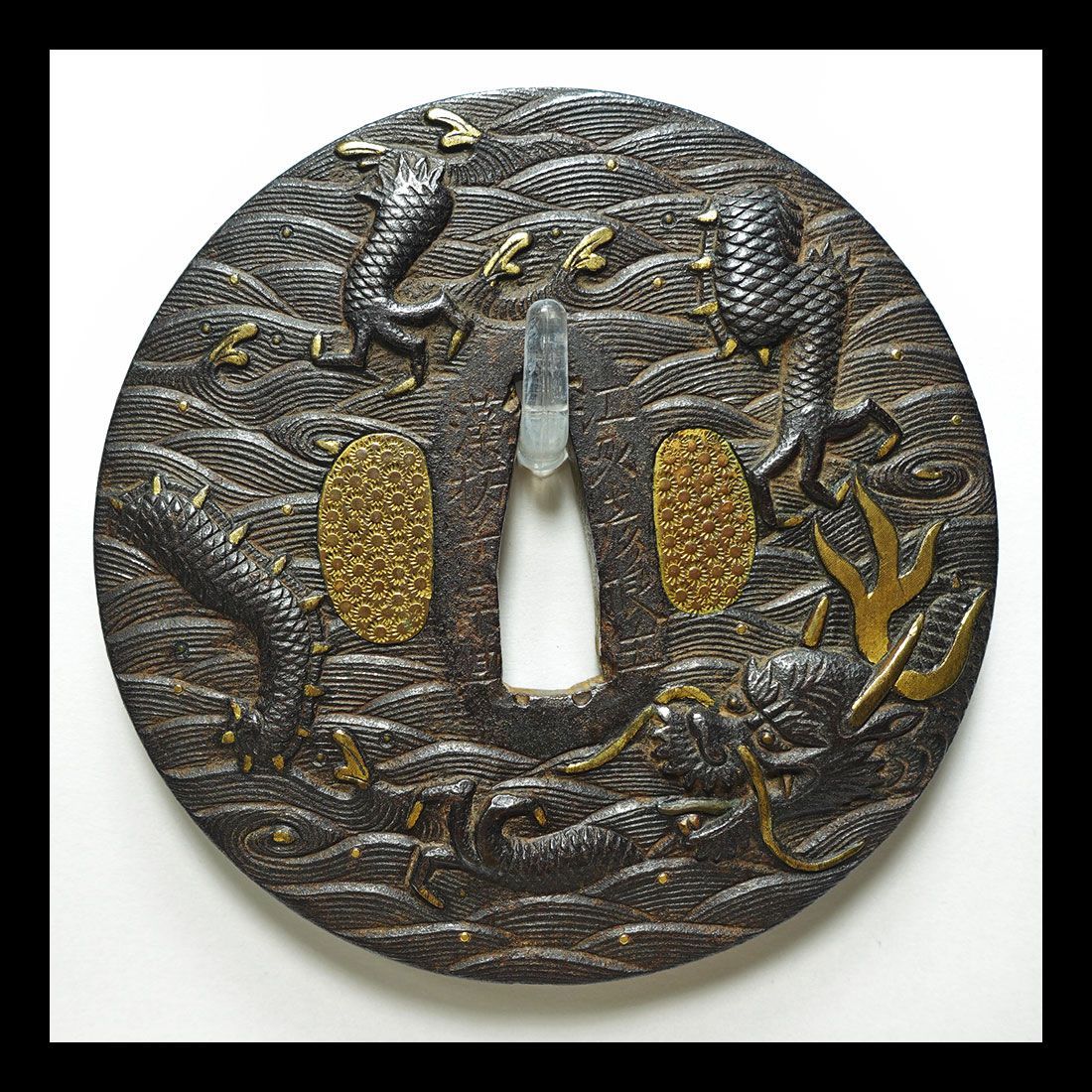 ☆在銘 藻柄子宗典 鉄地丸形波龍図鐔 江州彦根住 236.5g 大鐔 両櫃孔金