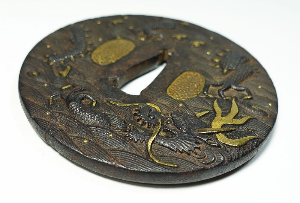 ☆在銘 藻柄子宗典 鉄地丸形波龍図鐔 江州彦根住 236.5g 大鐔 両櫃孔金