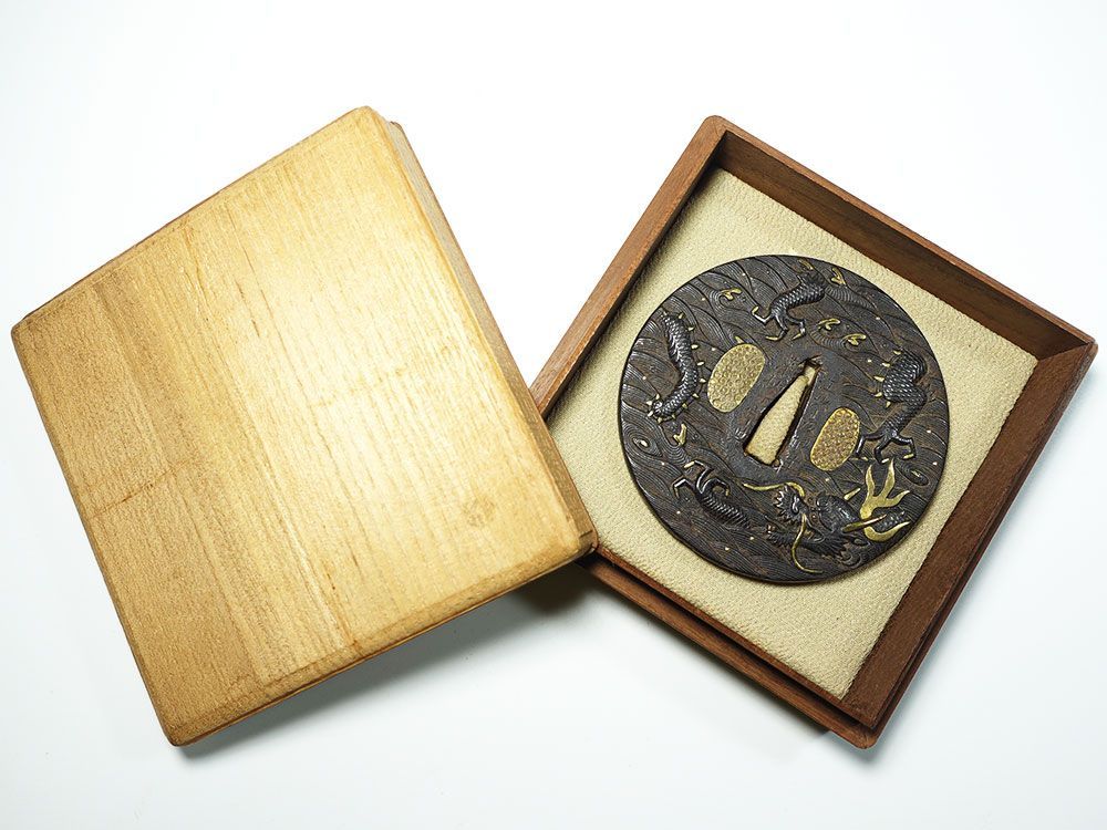 ☆在銘 藻柄子宗典 鉄地丸形波龍図鐔 江州彦根住 236.5g 大鐔 両櫃孔金