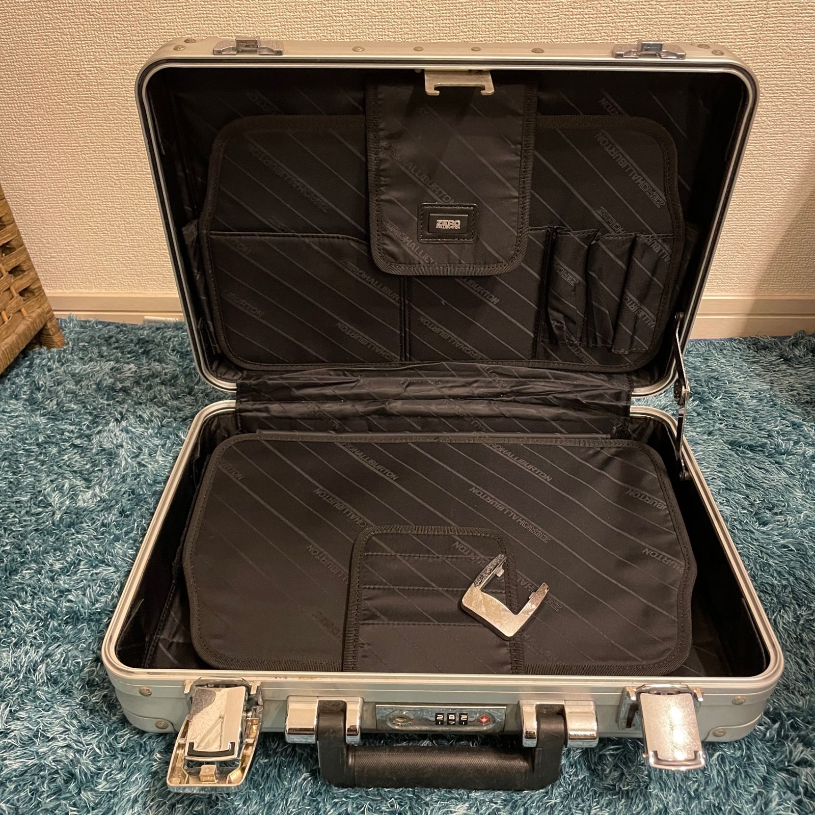 ゼロハリバートン ZERO HALLIBURTON アタッシュケース 銀 シルバー 鍵