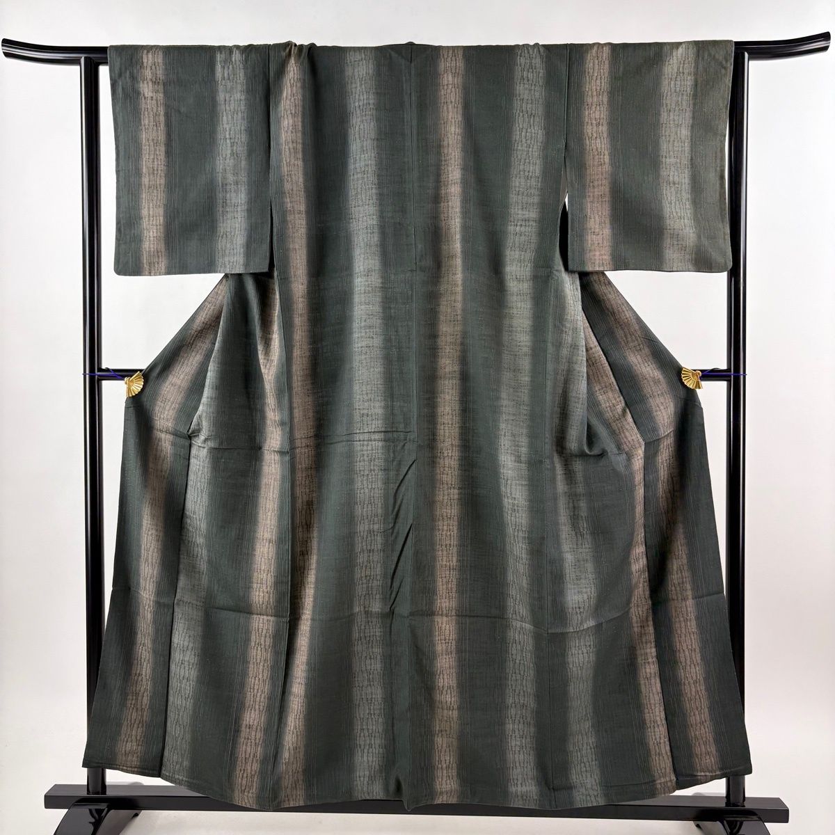 紬 身丈156.5cm 裄丈64cm M 袷 縦縞 幾何学 深緑 正絹 秀品 【中古