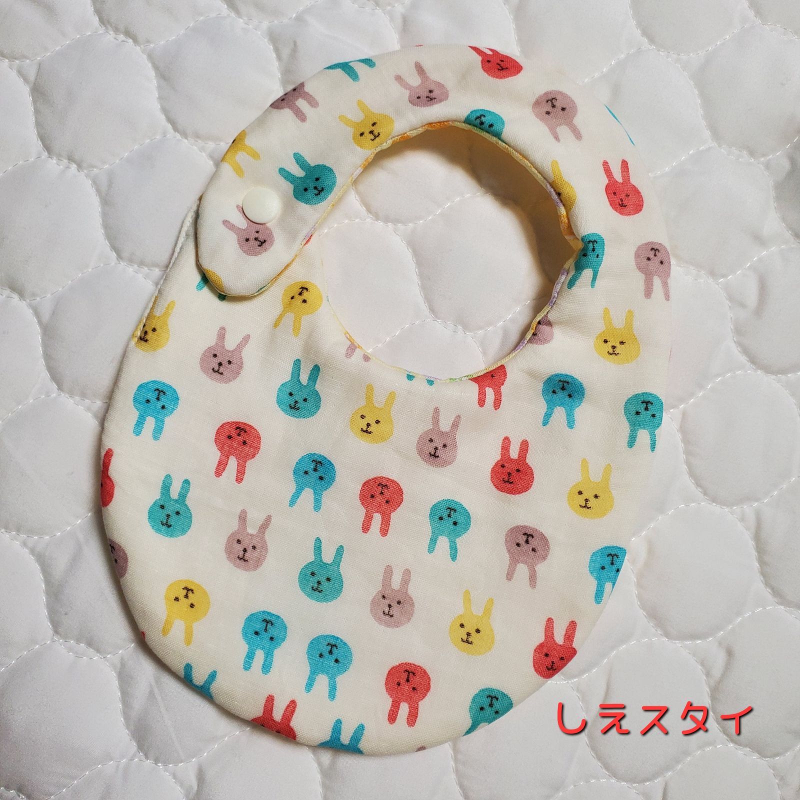 ハンドメイドスタイ 人気のうさぴょん 裏面も可愛いハリネズミさん