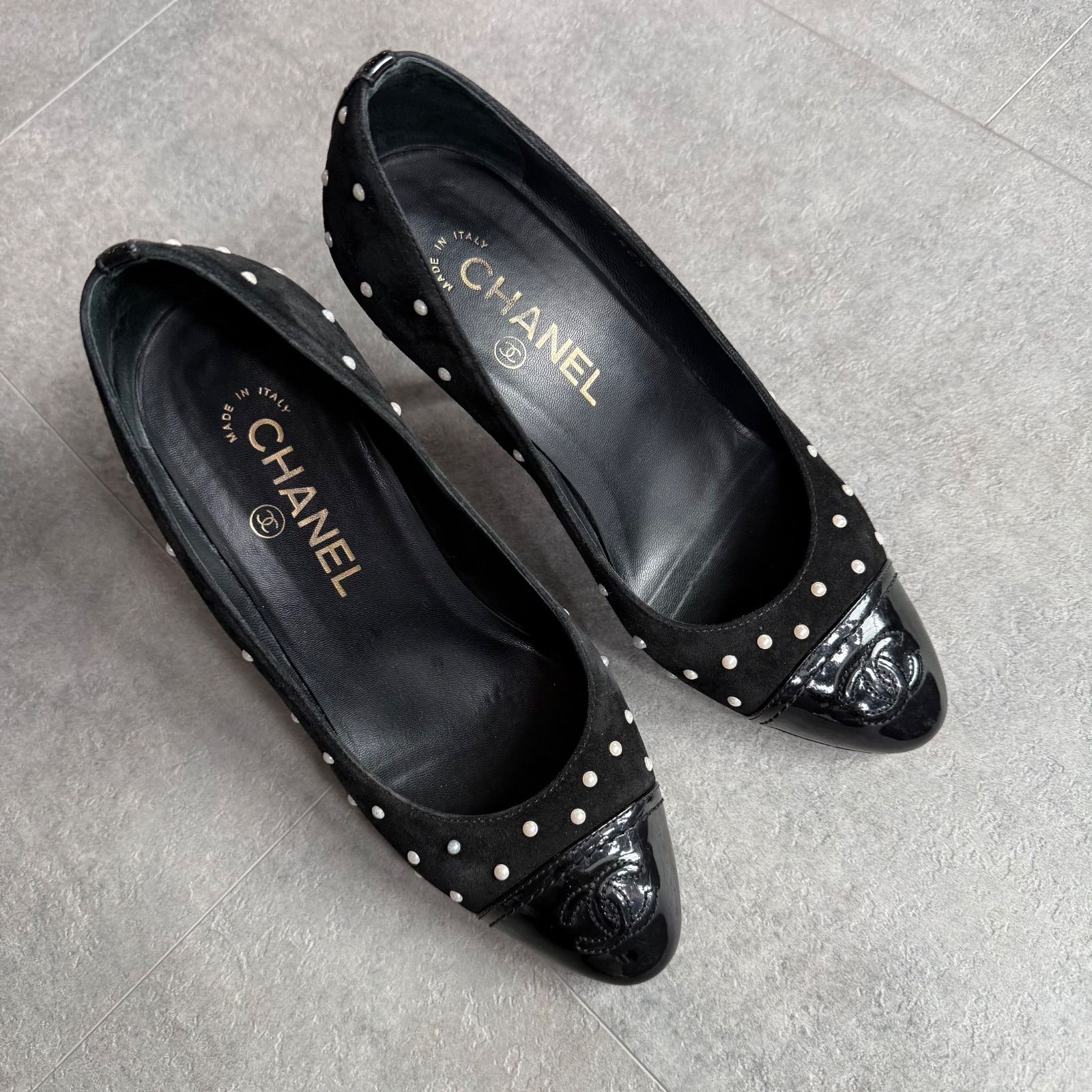 希少 CHANEL シャネル ココマーク パールパンプス スエード ブラック 希少 CHANEL シャネル ココマーク パールパンプス スエード ブラック