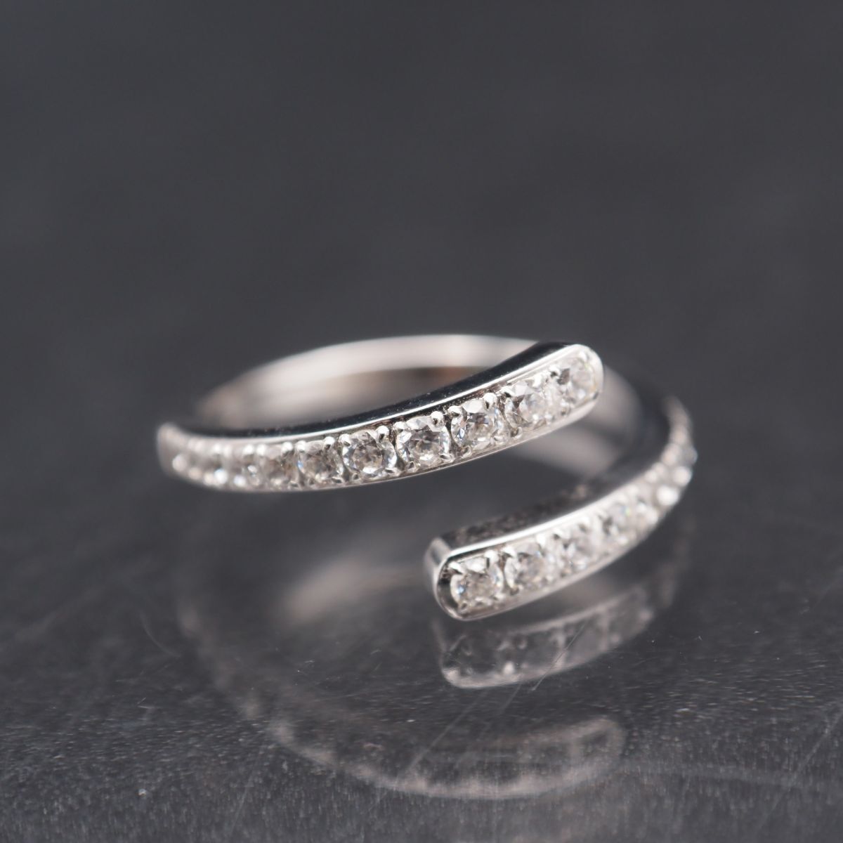R553 スワロフスキー SWAROVSKI リング ダイヤモンド風 デザイン