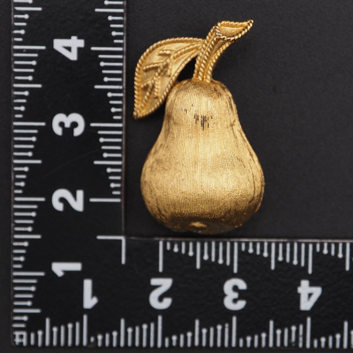 R235 TRIFARI トリファリ ブローチ 洋梨 ラフランス フルーツ ゴールド