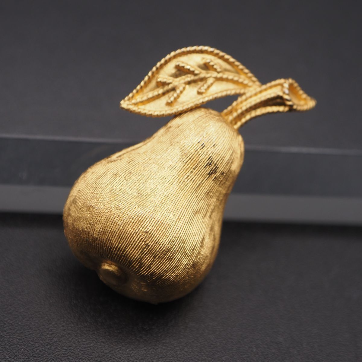 R235 TRIFARI トリファリ ブローチ 洋梨 ラフランス フルーツ ゴールド