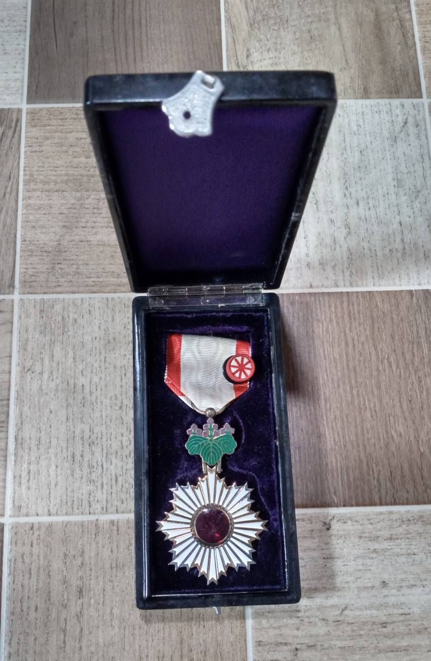 中古品 勲六等単光旭日章 バッジ 勲章 旧日本国軍 コレクション 当時物