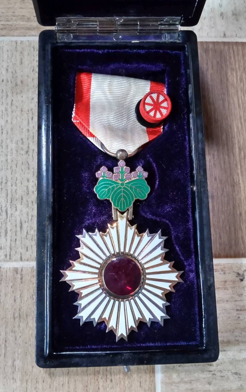 中古品 勲六等単光旭日章 バッジ 勲章 旧日本国軍 コレクション 当時物
