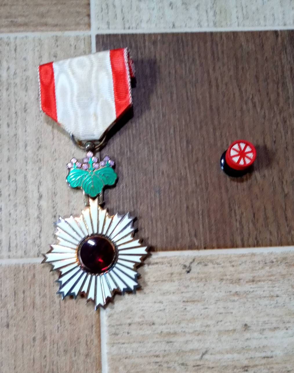 中古品 勲六等単光旭日章 バッジ 勲章 旧日本国軍 コレクション 当時物