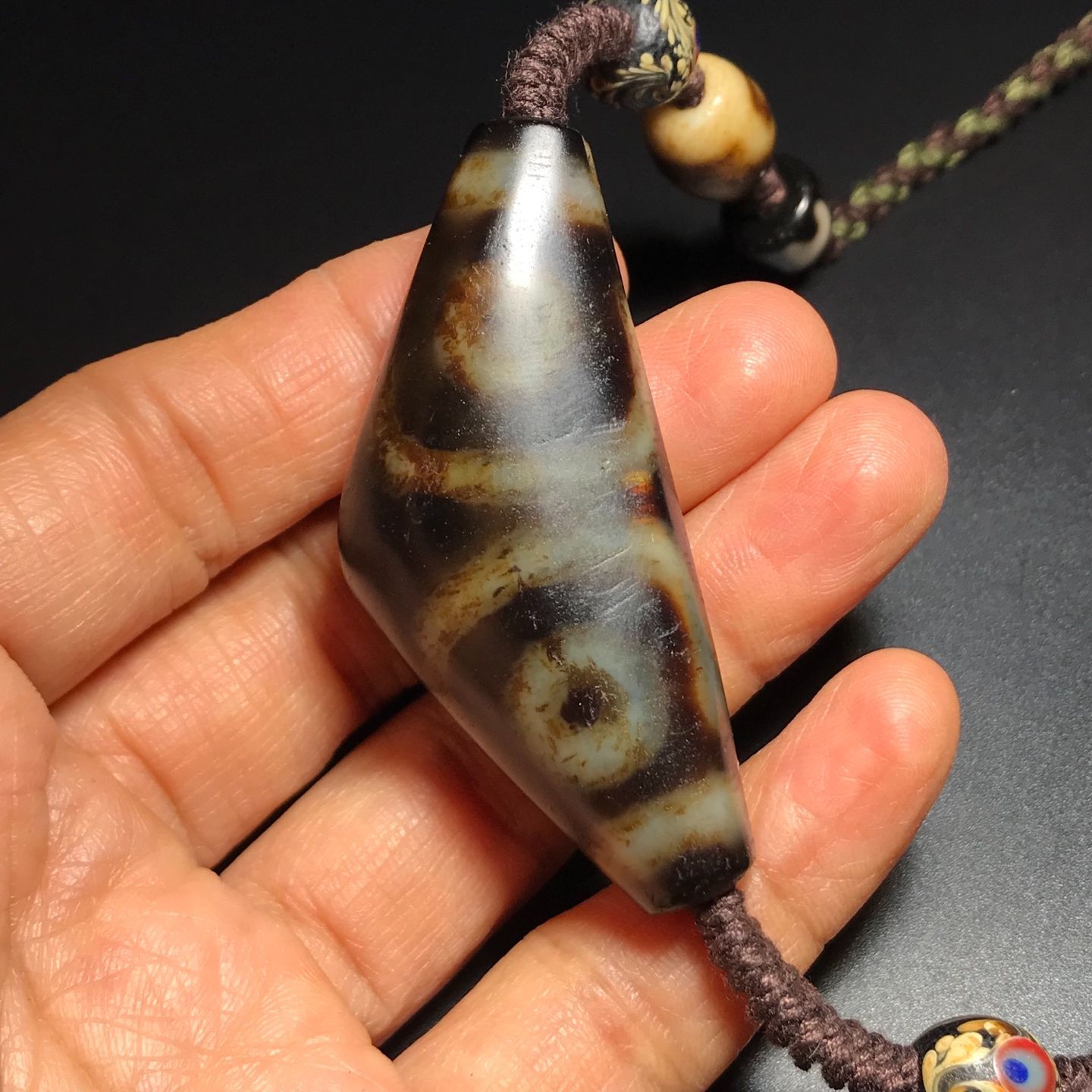 旧家蔵出し 瑪瑙細密彫 包漿 蔵伝 自然風化紋 牛角 寶蓋三眼天珠 多寶