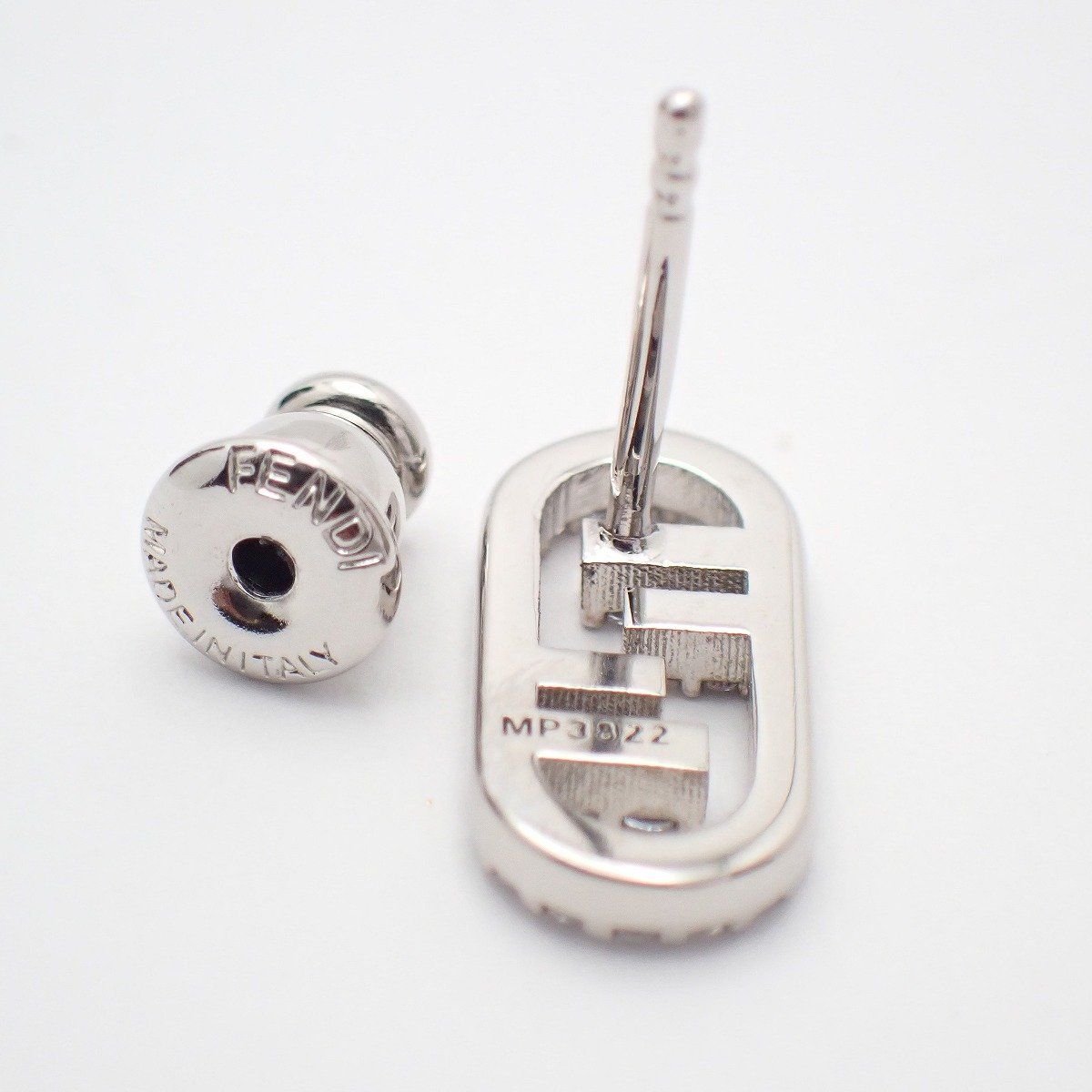 FENDI フェンディ オーロック FFロゴ ピアス シルバー色金具