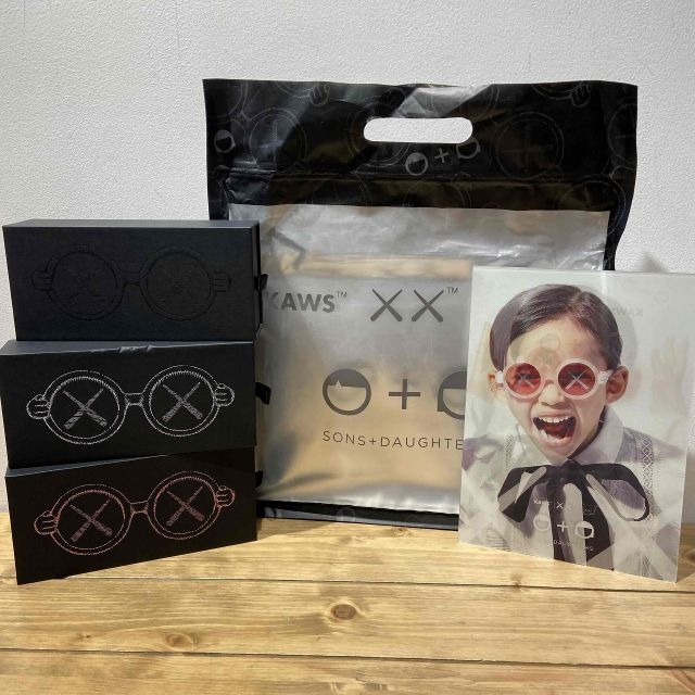 KAWS x SONS + DAUGHTERS キッズサングラス　BLACK KAWS x Sons+Daughters Eyewear 3-SET KIDS用 ラウンド サングラス