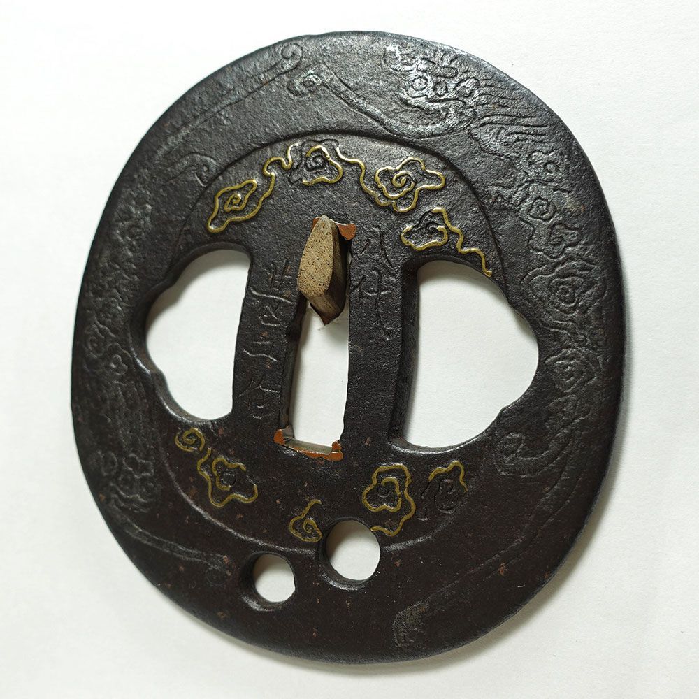 ☆在銘 八代甚五作 鉄地竪丸形雲龍図鐔 肥後鐔 肥後金工 両櫃孔 ☆在銘 八代甚五作 鉄地竪丸形雲龍図鐔 肥後鐔 肥後金工 両櫃孔
