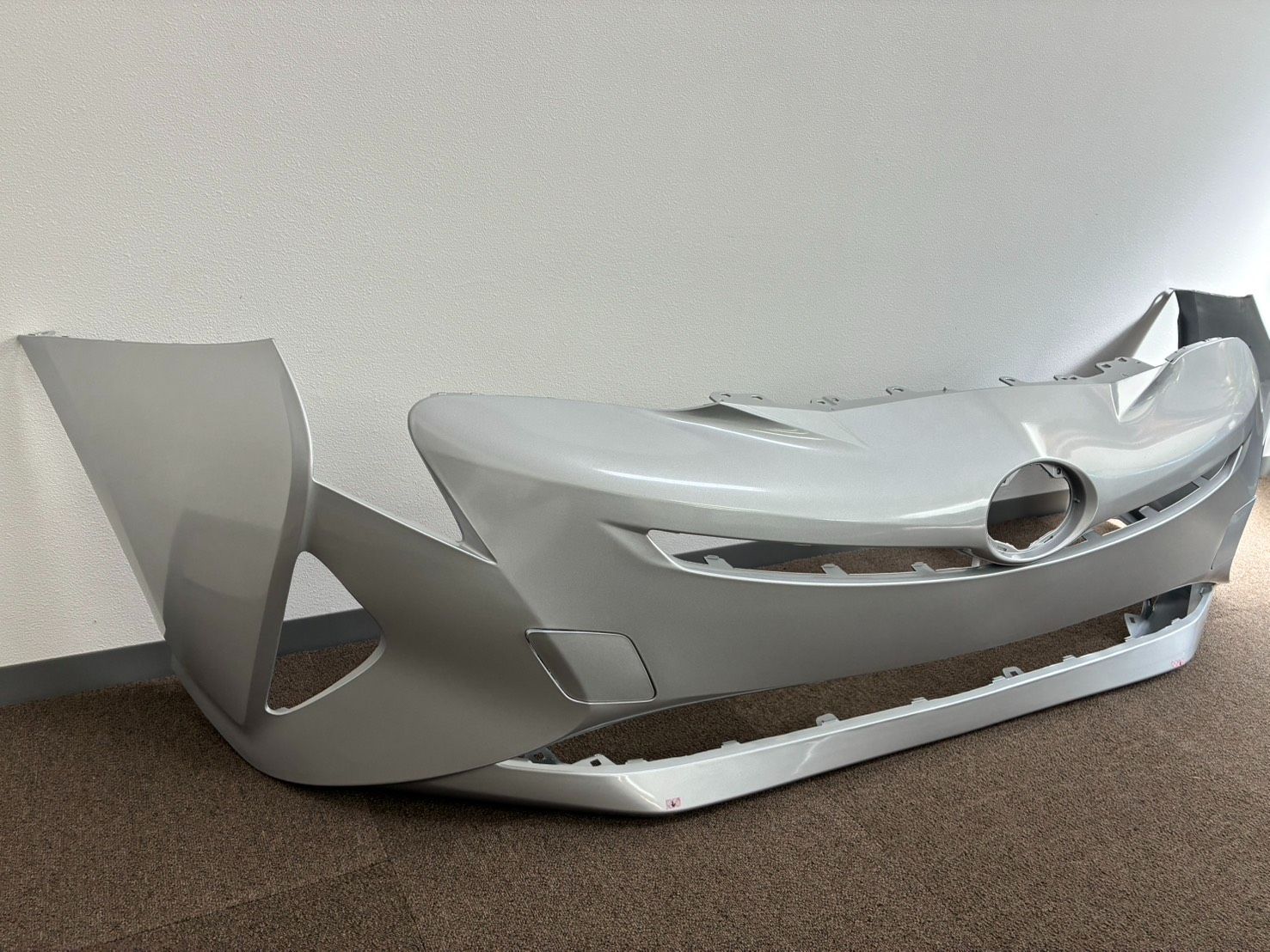 送料込・特価】50プリウス 前期 フロントバンパーシルバー 小傷あり 