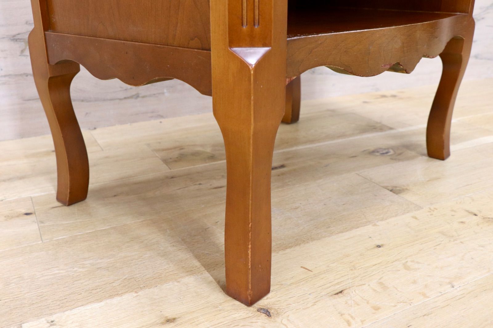 GMIK915C○Lynn Hollyn / リンホーリン ナイトテーブル コンソール