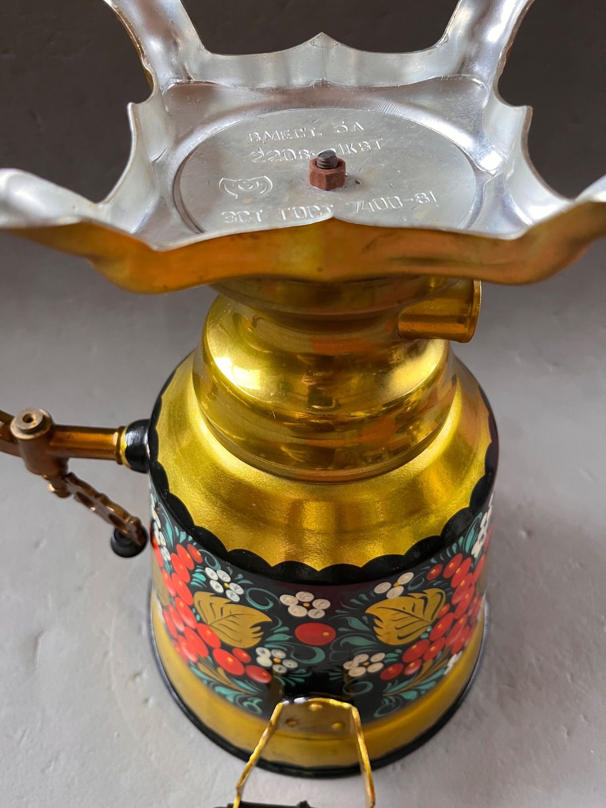 ロシアの伝統的な湯沸かし器であるサモワール（電気式）ホフロマ