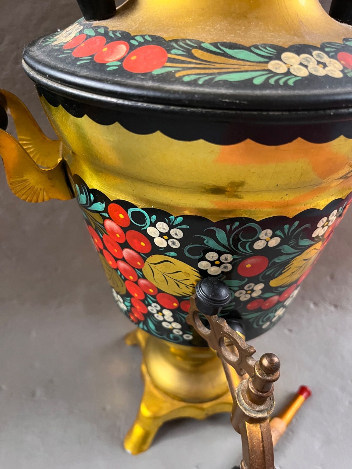 ロシアの伝統的な湯沸かし器であるサモワール（電気式）ホフロマ