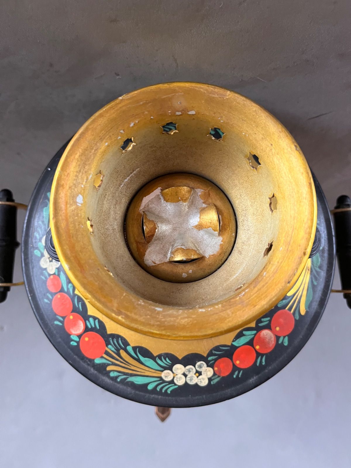 ロシアの伝統的な湯沸かし器であるサモワール（電気式）ホフロマ