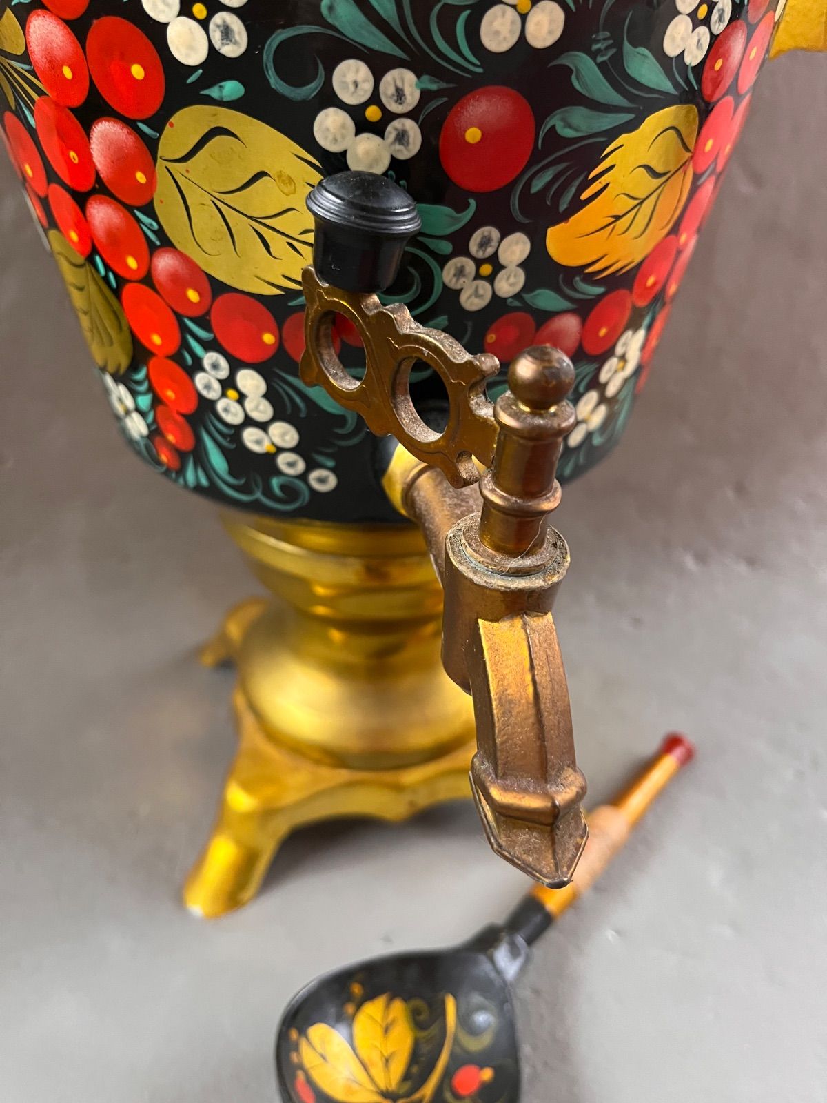 ロシアの伝統的な湯沸かし器であるサモワール（電気式）ホフロマ