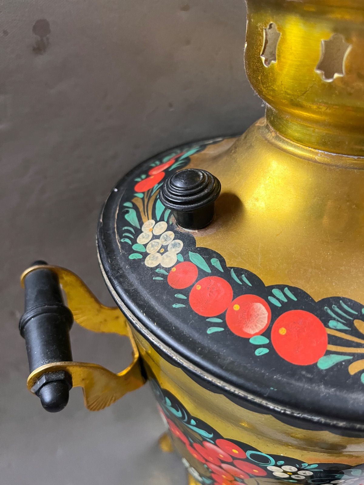 ロシアの伝統的な湯沸かし器であるサモワール（電気式）ホフロマ