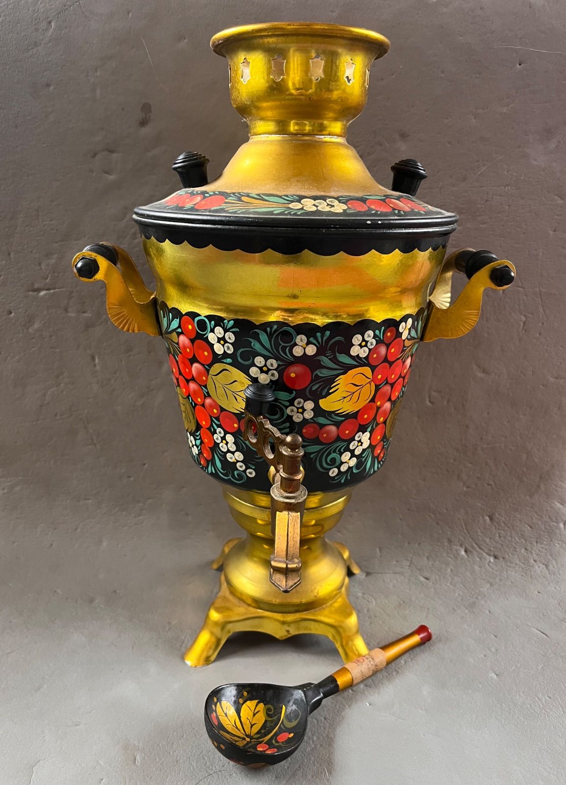 ロシアの伝統的な湯沸かし器であるサモワール（電気式）ホフロマ