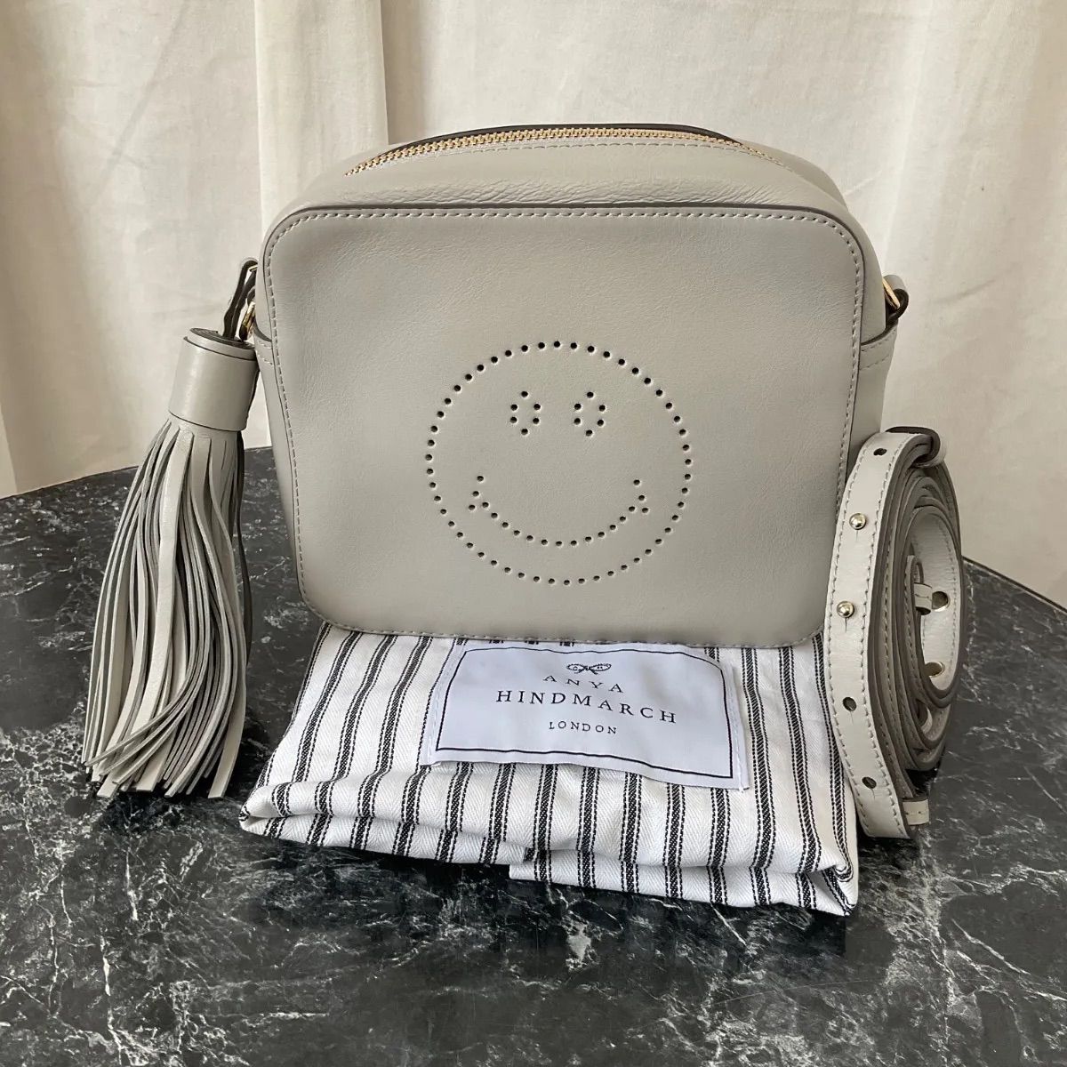 アニヤハインドマーチ スマイル バック ショルダーバッグ グレー