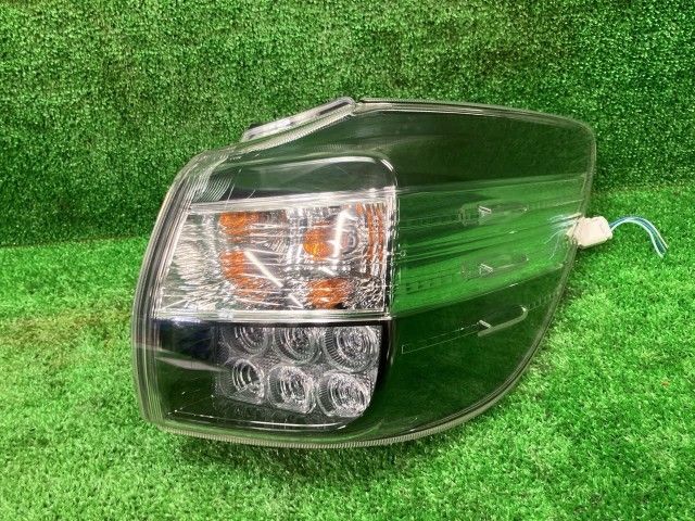 ウィッシュ ZGE25W 右テールランプ・テールライト 1.8S イチコ 68-19