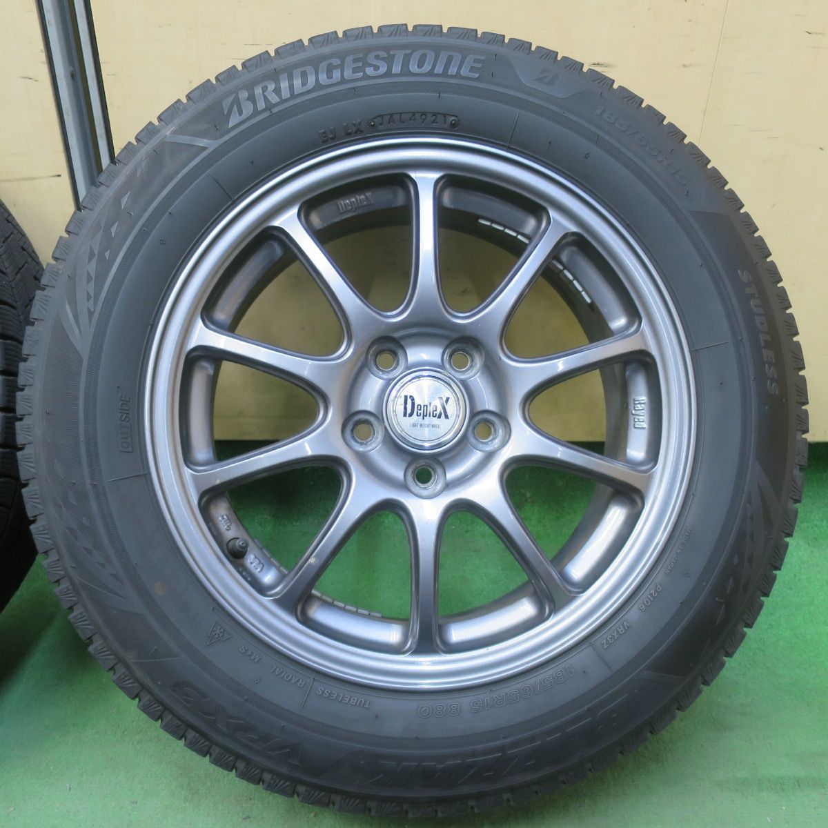 バリ溝！キレイ！9分☆プリウス 等 185/65R15 スタッドレス